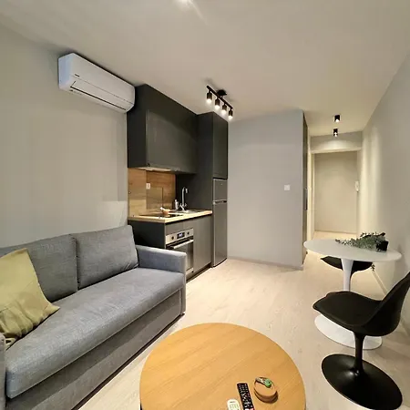 Aura V6 Outdated Apartment Thessaloniki